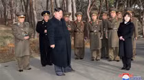 Con gái ông Kim Jong-un sánh bước bên cha thị sát tập trận