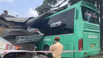Xe ô tô khách lao vào nhà dân, ít nhất 7 người thương vong