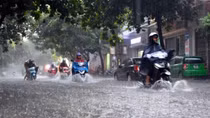 Hà Nội nắng oi, mưa to khắp Tây Nguyên và Nam Bộ