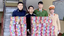 Dùng xe biển Lào vận chuyển 82 hộp pháo về Việt Nam