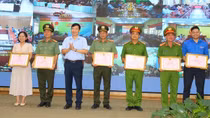 Khen thưởng nhiều tập thể, cá nhân trong chiến dịch cài đặt tài khoản định danh điện tử