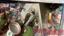 Hãi hùng hơn 2,2 tấn thịt lợn biến đổi màu, có mùi lạ trong kho đông lạnh
