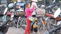 Tái diễn tình trạng trẻ em đu bám khách ở trung tâm TP Hồ Chí Minh