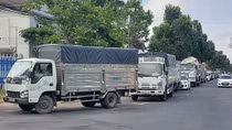 Sóc Trăng: Quá tải, mang xe đến xếp hàng từ 2h sáng đợi đăng kiểm
