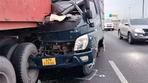 Tông vào đuôi xe đầu kéo đang dừng, tài xế xe tải bị thương