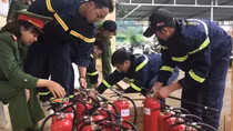 Công an tặng bình chữa cháy cho đồng bào dân tộc thiểu số
