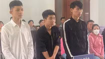 Cùng đi xem đánh nhau, 4 thanh niên lao vào hỗn chiến