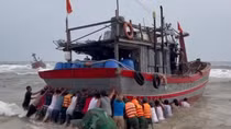 Cứu hộ tàu cá bị giông lốc đánh chìm ở vùng biển gần bờ Thừa Thiên-Huế