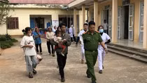 Công an xã đưa cháu bé ngộ độc thuốc sâu vượt 70km đường đồi núi đi cấp cứu