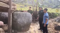 Đi 10km cõng nước về Lục Khu