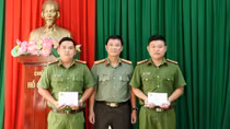 Khen thưởng CBCS bị thương khi khống chế đối tượng “ngáo đá”