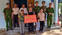 Trao nhà “Nghĩa tình đồng đội” tặng cán bộ Công an xã