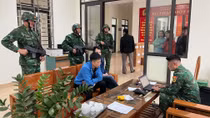 Lái xe tải lên bờ sông biên giới để tập kết pháo