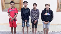 Băng cướp dùng dùng dao và roi điện khống chế người đi đường