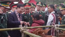 Thường trực Ban Bí thư Võ Văn Thưởng tặng quà đồng bào nghèo ở A Lưới