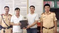 Nhặt được của rơi, nhờ CSGT tìm chủ nhân để trao trả