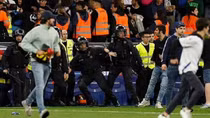 Cổ động viên đối thủ tràn xuống sân khi Barca ăn mừng chức vô địch