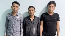 Mang súng đến nhà con nợ bắt người, ép gia đình trả tiền