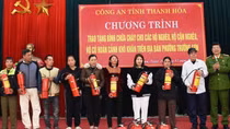 Thanh Hoá tặng bình chữa cháy cho các gia đình có hoàn cảnh khó khăn