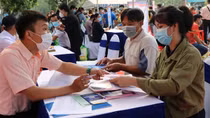 Nhộn nhịp thị trường lao động thời vụ cận Tết