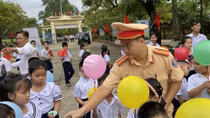 CSGT tặng sữa, nước cho học sinh đến sớm dự khai giảng tại 15 trường học dọc QL1A