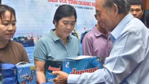 Cùng ngư dân thắp sáng đèn trên biển