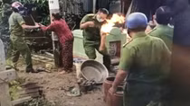 Hai mẹ con phóng hỏa đốt lực lượng làm nhiệm vụ