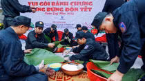 Chiến sĩ Cảnh sát cơ động trổ tài gói bánh chưng đón Tết