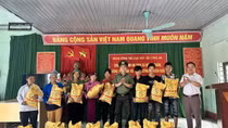 Thăm, trao quà Công an xã biên giới Nghĩa Thuận