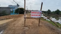 Người dân hoang mang vì đê sông Càn tiếp tục sạt lở nghiêm trọng