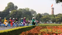 Thướt tha áo dài trong nắng thu Hà Nội