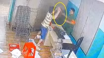 Truy xét đối tượng cầm kéo lao vào trụ sở Công an tấn công trực ban