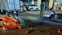 Ôtô tải mất lái tông hàng loạt xe máy, nhiều người bị thương
