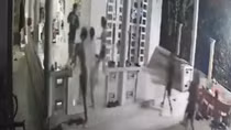 Nghi bị tố chạy xe nẹt pô, nhóm thanh niên cầm hung khí vào nhà dân đe dọa