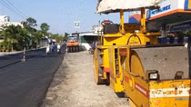 Công nhân làm đường bị xe lu cán tử vong