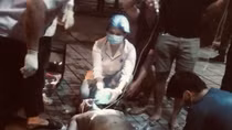Cứu 2 người trong ngôi nhà bị cháy