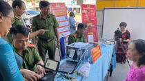 Tiểu thương phấn khởi khi được hướng dẫn cài đặt, kích hoạt tài khoản định danh điện tử