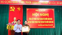 Trao Giấy khen người phụ nữ nhặt được vàng và tiền trả lại người đánh rơi