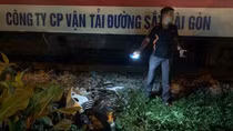 Tàu hỏa nghiền nát xe máy, hai người thương vong