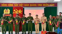 Công an TP Bà Rịa trao tặng bình chữa cháy cho cán bộ chiến sĩ và thân nhân