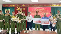 Trao thưởng cho các tập thể, cá nhân tham gia phá thành công vụ án ma túy
