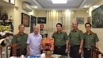 Thứ trưởng Lê Quốc Hùng thăm, chúc Tết gia đình các đồng chí nguyên lãnh đạo Bộ