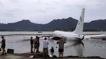 Máy bay khổng lồ của Mỹ mắc kẹt trên rạn san hô