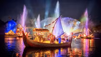 Mãn nhãn với show diễn thực cảnh trên sông chưa từng có ở Hà Nội