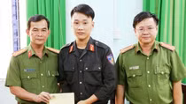 Thăm hỏi, động viên 2 chiến sĩ CSCĐ bị thương khi bắt các con bạc đá gà