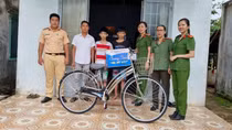 Đỡ đầu, hỗ trợ hai học sinh mồ côi, có hoàn cảnh khó khăn