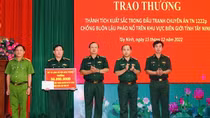 Trao thưởng đột xuất cho Ban chuyên án chống buôn lậu pháo nổ khu vực biên giới