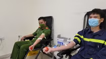 Cảnh sát PCCC hiến máu cứu cụ ông qua cơn nguy kịch