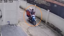 Bắt đối tượng “đá nóng” xe máy cùng hàng hóa của người giao hàng
