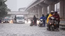 Đường phố Hà Nội ngập sâu, ùn tắc sau cơn mưa lớn chiều Chủ nhật
